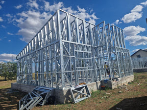 Achèvement de la structure métallique pour deux maisons de plain-pied dans la commune de Berceni thumbnail
