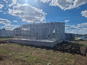 Achèvement de la structure métallique pour deux maisons de plain-pied dans la commune de Berceni thumbnail
