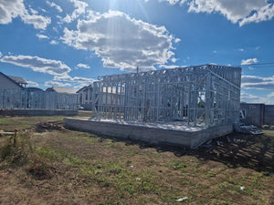 Achèvement de la structure métallique pour deux maisons de plain-pied dans la commune de Berceni thumbnail