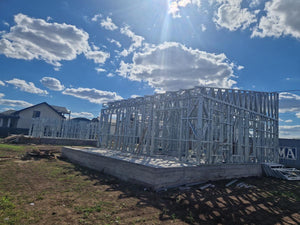 Achèvement de la structure métallique pour deux maisons de plain-pied dans la commune de Berceni thumbnail