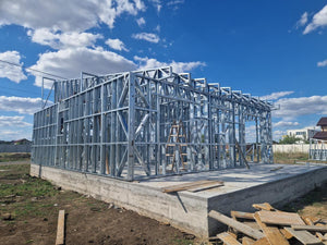 Achèvement de la structure métallique pour deux maisons de plain-pied dans la commune de Berceni thumbnail