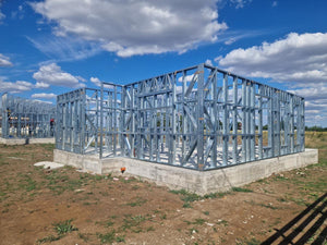 Achèvement de la structure métallique pour deux maisons de plain-pied dans la commune de Berceni thumbnail