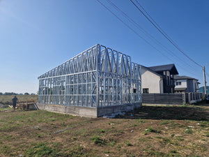 Achèvement de la structure métallique pour deux maisons de plain-pied dans la commune de Berceni thumbnail