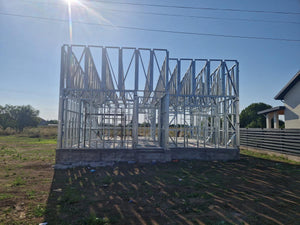 Achèvement de la structure métallique pour deux maisons de plain-pied dans la commune de Berceni thumbnail