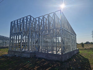 Achèvement de la structure métallique pour deux maisons de plain-pied dans la commune de Berceni thumbnail