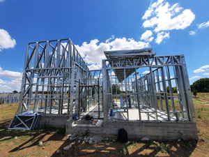 Achèvement de la structure métallique pour deux maisons de plain-pied dans la commune de Berceni thumbnail