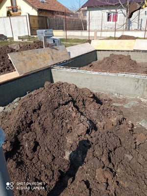 Fondation pour la maison en métal, compactage et préparation de la coulée de la dalle au-dessus du sol thumbnail