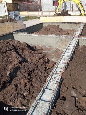 Fondation pour la maison en métal, compactage et préparation de la coulée de la dalle au-dessus du sol thumbnail