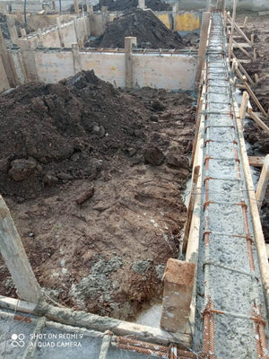Fondation pour la maison en métal, compactage et préparation de la coulée de la dalle au-dessus du sol thumbnail