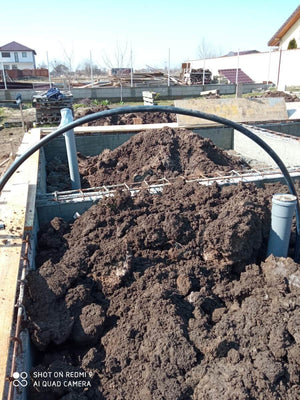 Fondation pour la maison en métal, compactage et préparation de la coulée de la dalle au-dessus du sol thumbnail