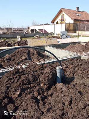 Fondation pour la maison en métal, compactage et préparation de la coulée de la dalle au-dessus du sol thumbnail