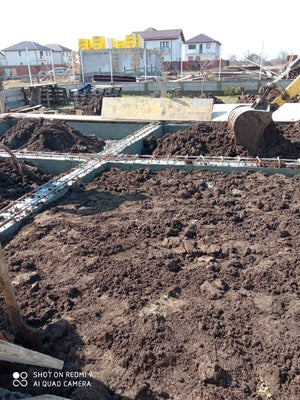 Fondation pour la maison en métal, compactage et préparation de la coulée de la dalle au-dessus du sol thumbnail