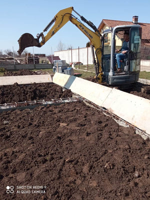 Fondation pour la maison en métal, compactage et préparation de la coulée de la dalle au-dessus du sol thumbnail