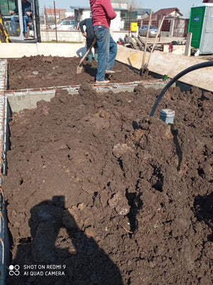 Fondation pour la maison en métal, compactage et préparation de la coulée de la dalle au-dessus du sol thumbnail