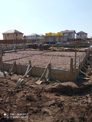 Fondation pour la maison en métal, compactage et préparation de la coulée de la dalle au-dessus du sol thumbnail