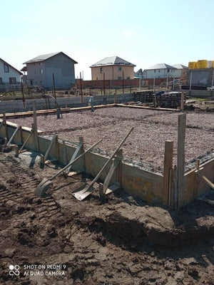 Fondation pour la maison en métal, compactage et préparation de la coulée de la dalle au-dessus du sol thumbnail