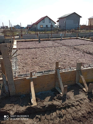 Fondation pour la maison en métal, compactage et préparation de la coulée de la dalle au-dessus du sol thumbnail