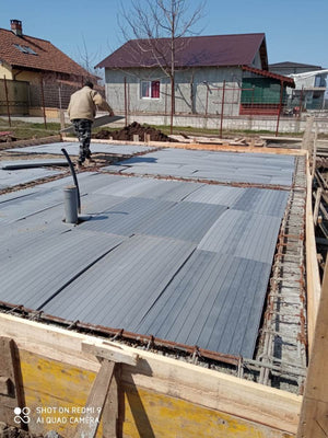 Fondation pour la maison en métal, compactage et préparation de la coulée de la dalle au-dessus du sol thumbnail