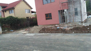 Construction de clôtures extérieures et revêtement en béton pour la cour du projet de maison de 191 mètres carrés thumbnail