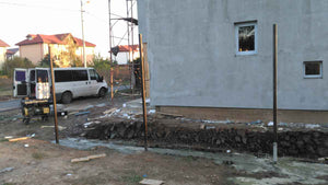 Construction de clôtures extérieures et revêtement en béton pour la cour du projet de maison de 191 mètres carrés thumbnail