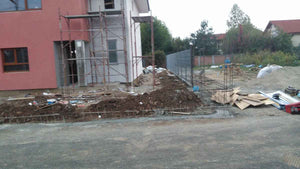 Construction de clôtures extérieures et revêtement en béton pour la cour du projet de maison de 191 mètres carrés thumbnail