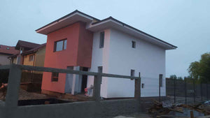 Construction de clôtures extérieures et revêtement en béton pour la cour du projet de maison de 191 mètres carrés thumbnail