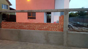 Construction de clôtures extérieures et revêtement en béton pour la cour du projet de maison de 191 mètres carrés thumbnail