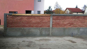 Construction de clôtures extérieures et revêtement en béton pour la cour du projet de maison de 191 mètres carrés thumbnail
