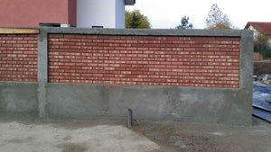 Construction de clôtures extérieures et revêtement en béton pour la cour du projet de maison de 191 mètres carrés thumbnail
