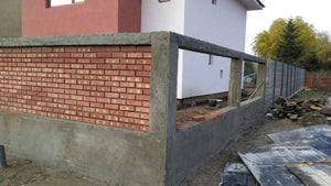 Construction de clôtures extérieures et revêtement en béton pour la cour du projet de maison de 191 mètres carrés thumbnail