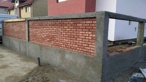 Construction de clôtures extérieures et revêtement en béton pour la cour du projet de maison de 191 mètres carrés thumbnail