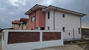 Construction de clôtures extérieures et revêtement en béton pour la cour du projet de maison de 191 mètres carrés thumbnail