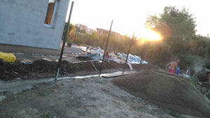 Construction de clôtures extérieures et revêtement en béton pour la cour du projet de maison de 191 mètres carrés thumbnail