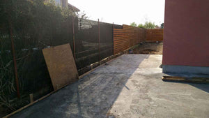 Construction de clôtures extérieures et revêtement en béton pour la cour du projet de maison de 191 mètres carrés thumbnail