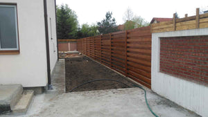 Construction de clôtures extérieures et revêtement en béton pour la cour du projet de maison de 191 mètres carrés thumbnail