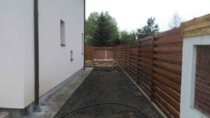 Construction de clôtures extérieures et revêtement en béton pour la cour du projet de maison de 191 mètres carrés thumbnail