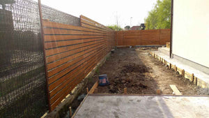 Construction de clôtures extérieures et revêtement en béton pour la cour du projet de maison de 191 mètres carrés thumbnail