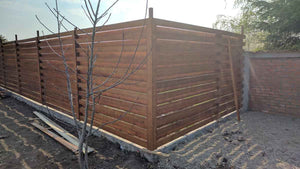 Construction de clôtures extérieures et revêtement en béton pour la cour du projet de maison de 191 mètres carrés thumbnail