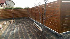 Construction de clôtures extérieures et revêtement en béton pour la cour du projet de maison de 191 mètres carrés thumbnail