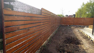 Construction de clôtures extérieures et revêtement en béton pour la cour du projet de maison de 191 mètres carrés thumbnail