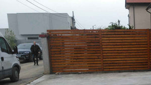 Construction de clôtures extérieures et revêtement en béton pour la cour du projet de maison de 191 mètres carrés thumbnail