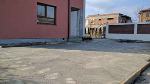 Construction de clôtures extérieures et revêtement en béton pour la cour du projet de maison de 191 mètres carrés thumbnail