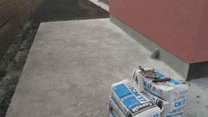 Construction de clôtures extérieures et revêtement en béton pour la cour du projet de maison de 191 mètres carrés thumbnail