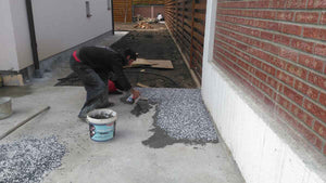 Construction de clôtures extérieures et revêtement en béton pour la cour du projet de maison de 191 mètres carrés thumbnail