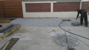 Construction de clôtures extérieures et revêtement en béton pour la cour du projet de maison de 191 mètres carrés thumbnail