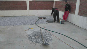 Construction de clôtures extérieures et revêtement en béton pour la cour du projet de maison de 191 mètres carrés thumbnail