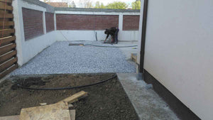 Construction de clôtures extérieures et revêtement en béton pour la cour du projet de maison de 191 mètres carrés thumbnail