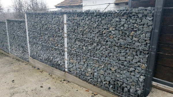 Gard metalic cu piatra sparta montat pe teren cu diferente de nivel