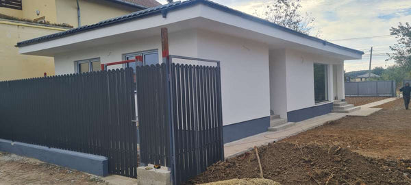 Gard metalic cu sipca gri antracit montat pe fundatie cu soclu din beton