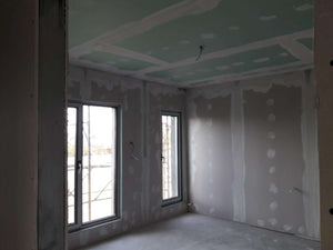 Application de finition en plâtre pour les murs intérieurs de la construction de la maison de 190 mètres carrés thumbnail